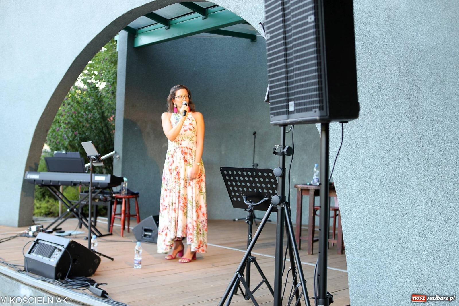 Zdjęcie w galerii na portalu naszraciborz.pl: Gentlemen's Club w muszelce w parku m. Roth wiadomości z regionu