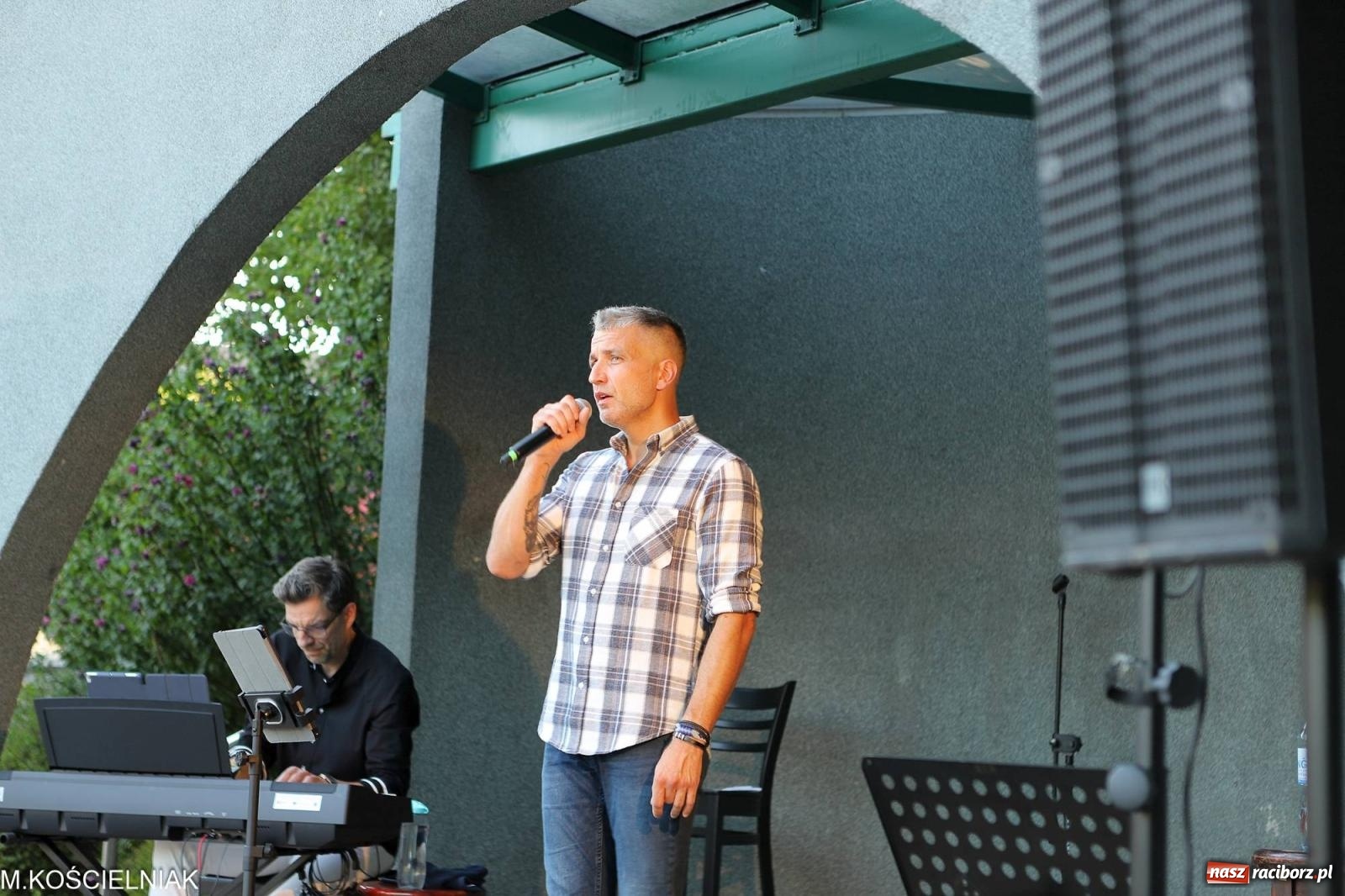 Zdjęcie w galerii na portalu naszraciborz.pl: Gentlemen's Club w muszelce w parku m. Roth wiadomości z regionu