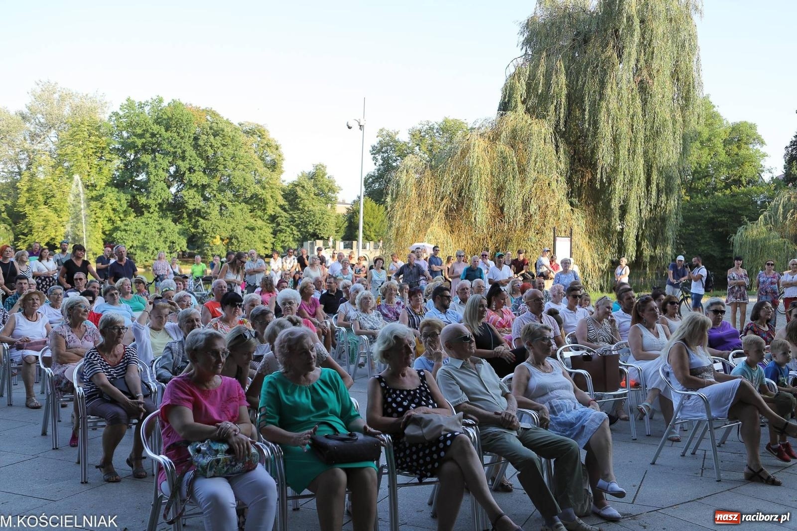Zdjęcie w galerii na portalu naszraciborz.pl: Gentlemen's Club w muszelce w parku m. Roth wiadomości z regionu