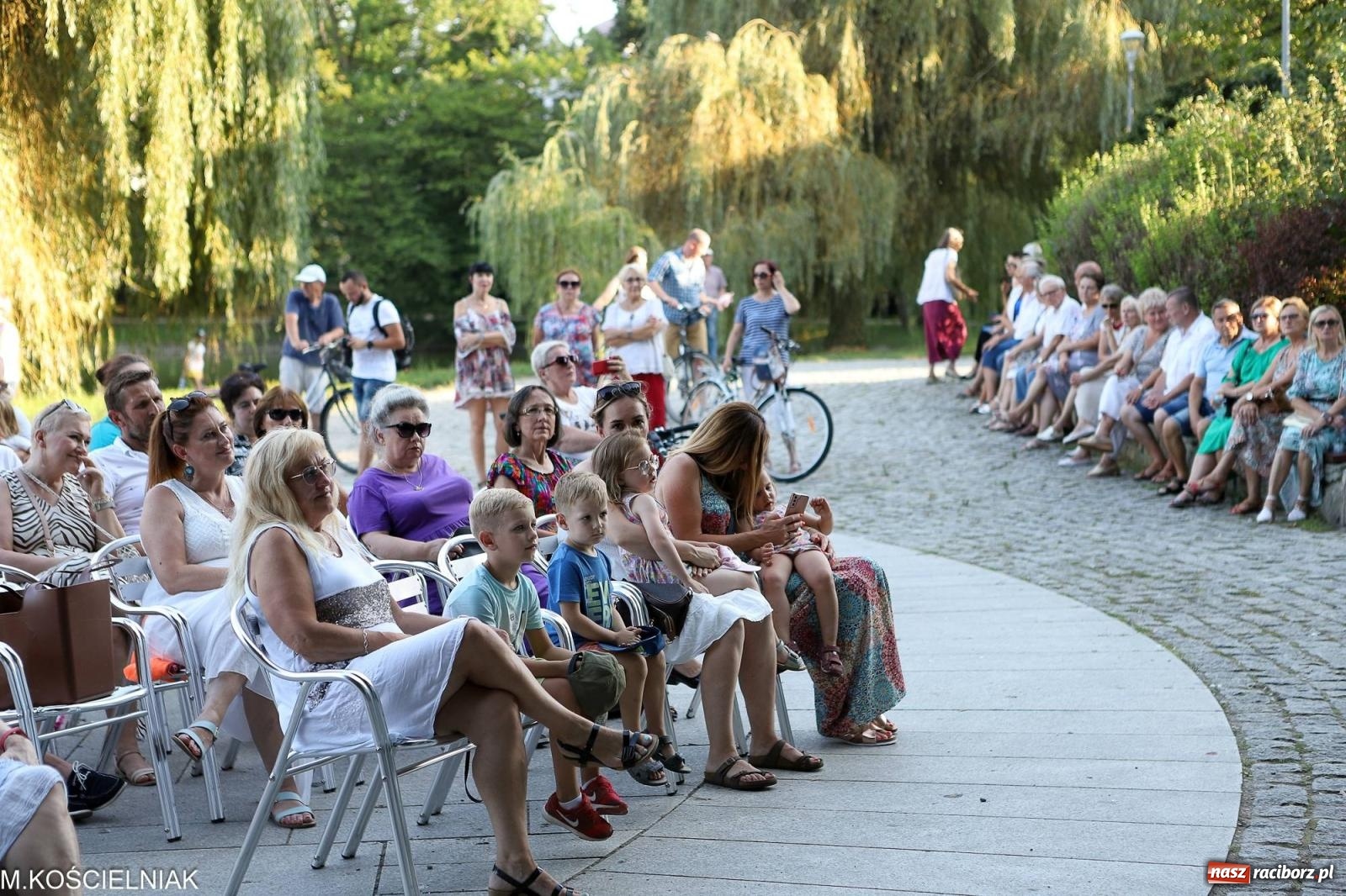 Zdjęcie w galerii na portalu naszraciborz.pl: Gentlemen's Club w muszelce w parku m. Roth wiadomości z regionu