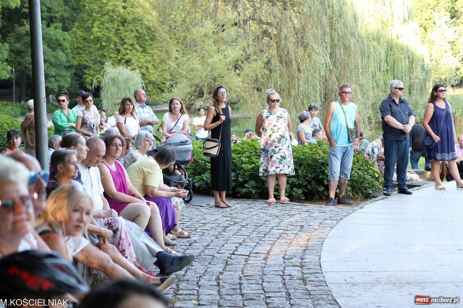 Zdjęcie w galerii na portalu naszraciborz.pl: Gentlemen's Club w muszelce w parku m. Roth wiadomości z regionu