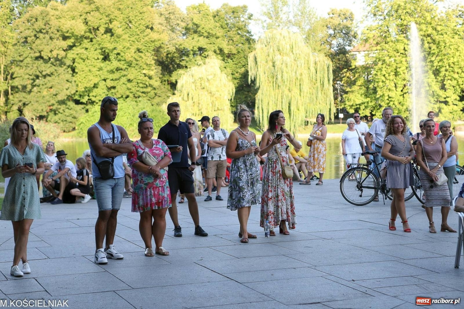 Zdjęcie w galerii na portalu naszraciborz.pl: Gentlemen's Club w muszelce w parku m. Roth wiadomości z regionu