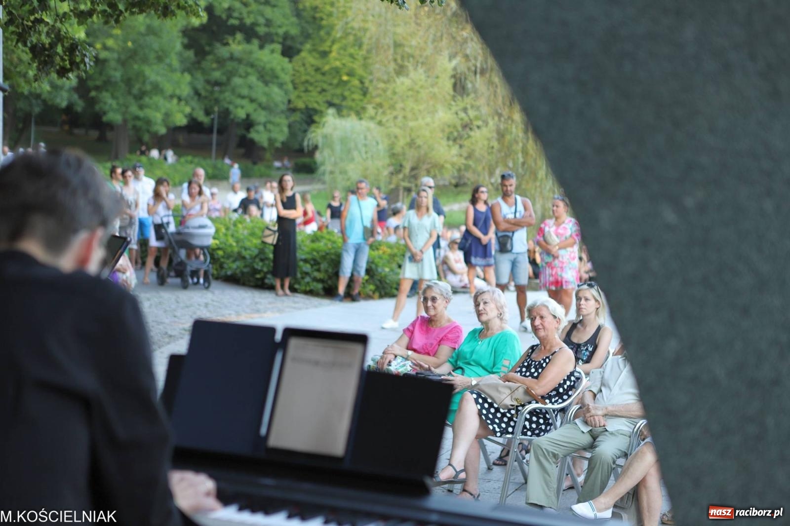 Zdjęcie w galerii na portalu naszraciborz.pl: Gentlemen's Club w muszelce w parku m. Roth wiadomości z regionu