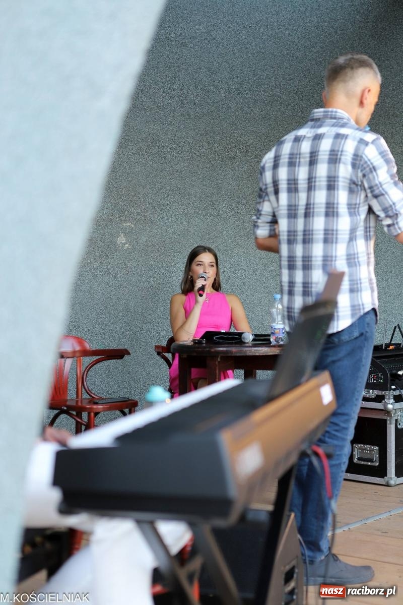 Zdjęcie w galerii na portalu naszraciborz.pl: Gentlemen's Club w muszelce w parku m. Roth wiadomości z regionu