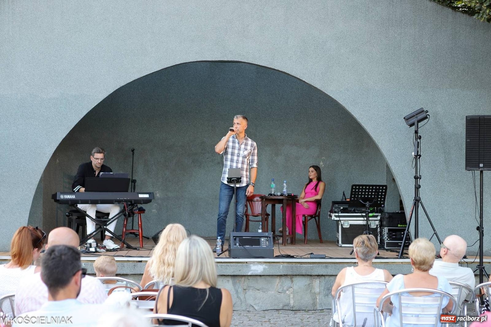 Zdjęcie w galerii na portalu naszraciborz.pl: Gentlemen's Club w muszelce w parku m. Roth wiadomości z regionu