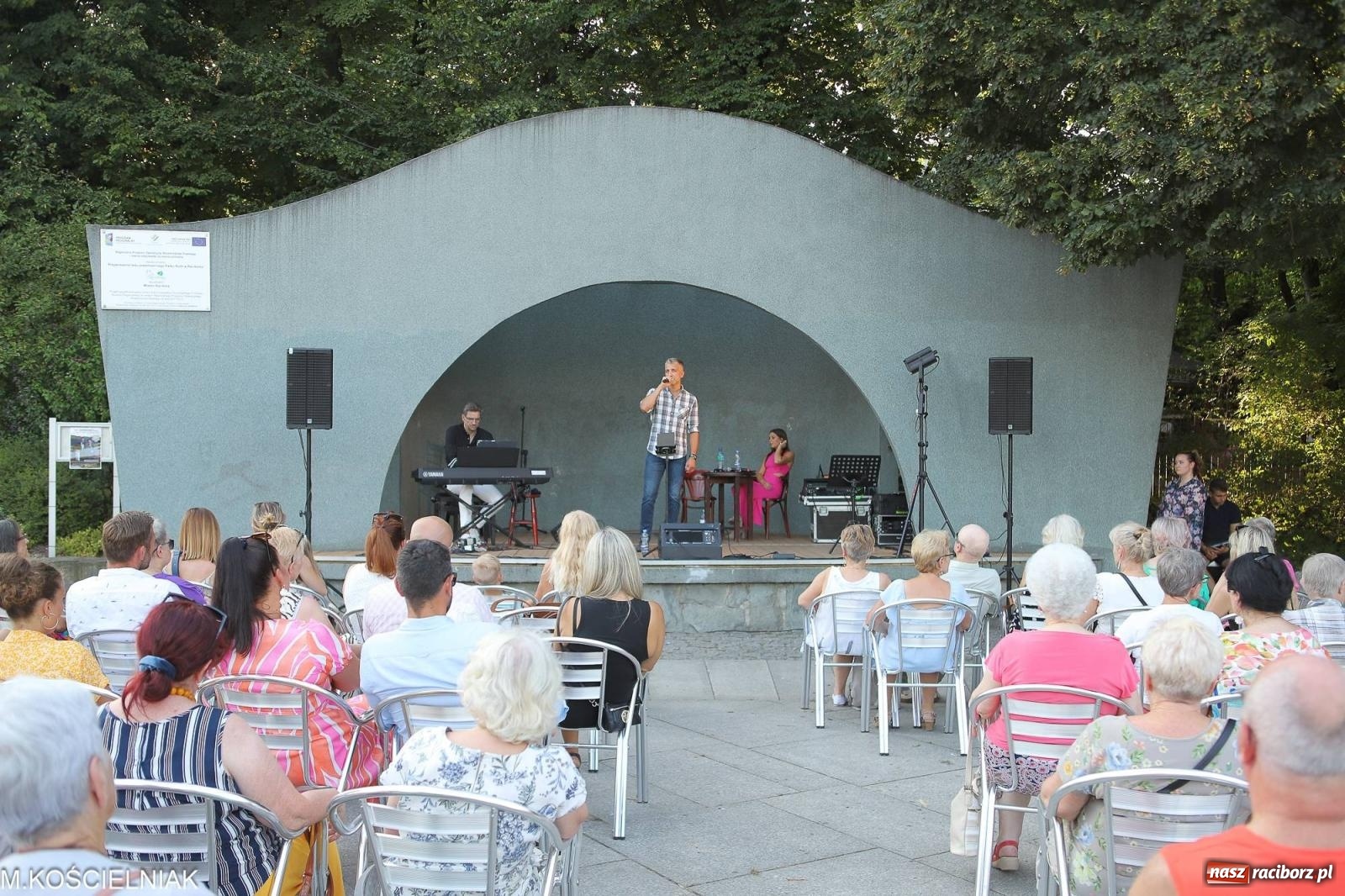 Zdjęcie w galerii na portalu naszraciborz.pl: Gentlemen's Club w muszelce w parku m. Roth wiadomości z regionu