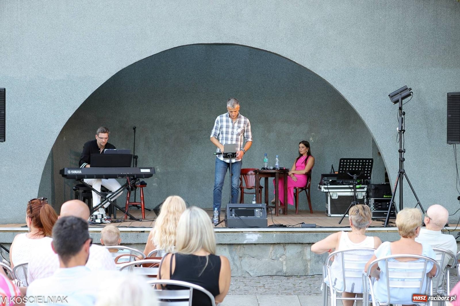 Zdjęcie w galerii na portalu naszraciborz.pl: Gentlemen's Club w muszelce w parku m. Roth wiadomości z regionu