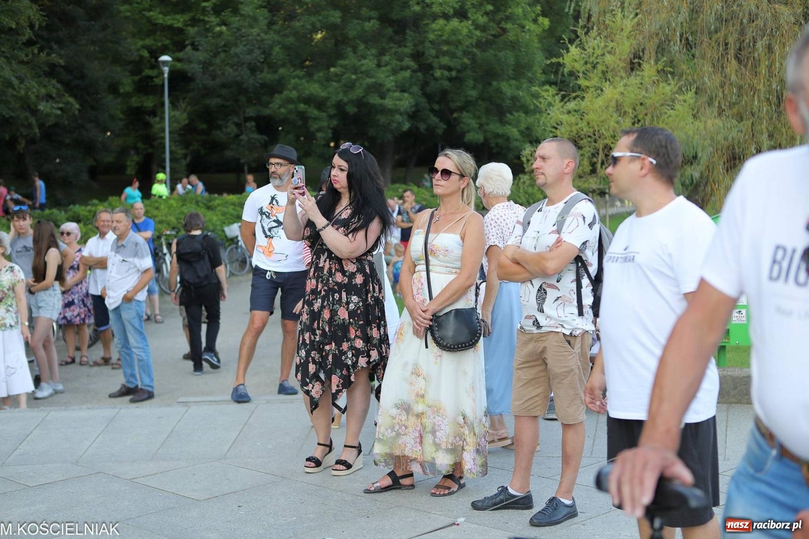 Zdjęcie w galerii na portalu naszraciborz.pl: Gentlemen's Club w muszelce w parku m. Roth wiadomości z regionu