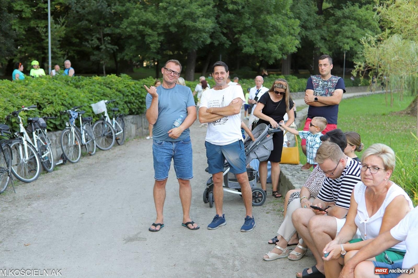 Zdjęcie w galerii na portalu naszraciborz.pl: Gentlemen's Club w muszelce w parku m. Roth wiadomości z regionu