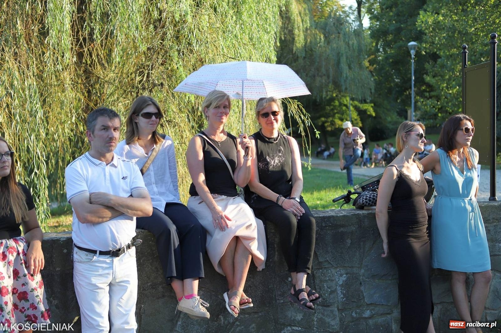 Zdjęcie w galerii na portalu naszraciborz.pl: Gentlemen's Club w muszelce w parku m. Roth wiadomości z regionu