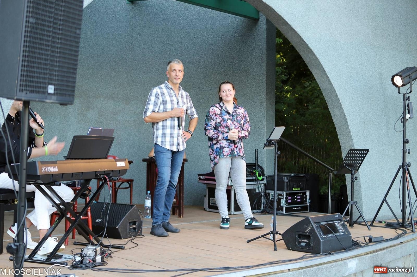 Zdjęcie w galerii na portalu naszraciborz.pl: Gentlemen's Club w muszelce w parku m. Roth wiadomości z regionu