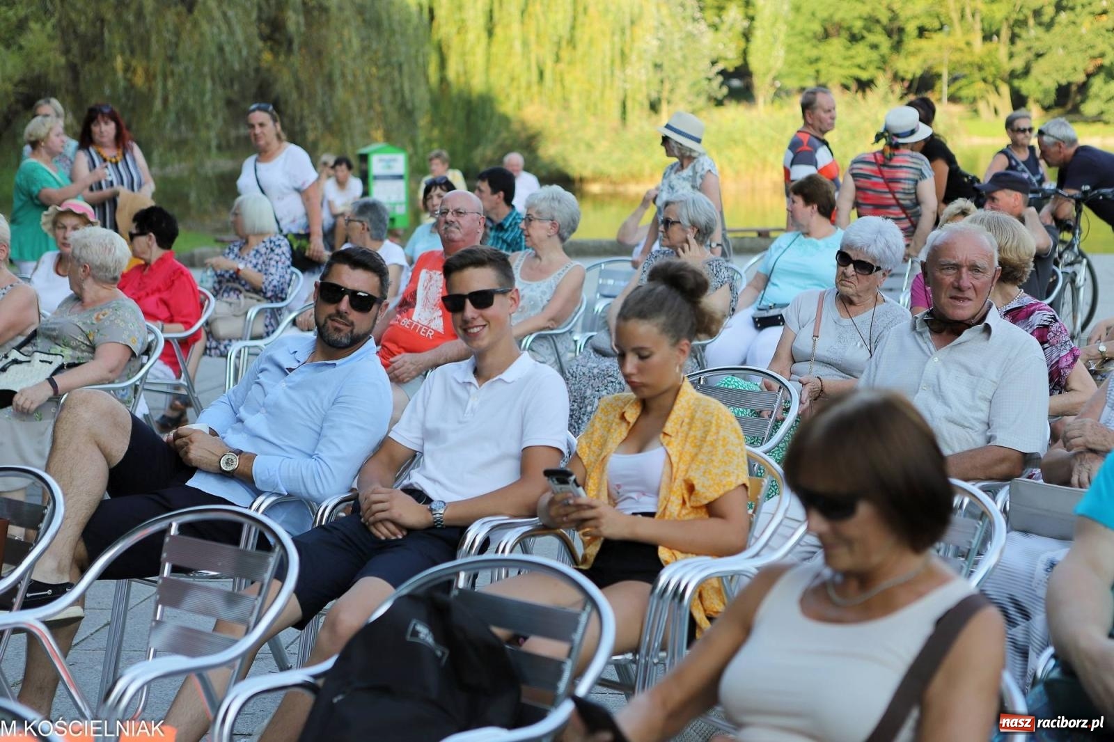 Zdjęcie w galerii na portalu naszraciborz.pl: Gentlemen's Club w muszelce w parku m. Roth wiadomości z regionu