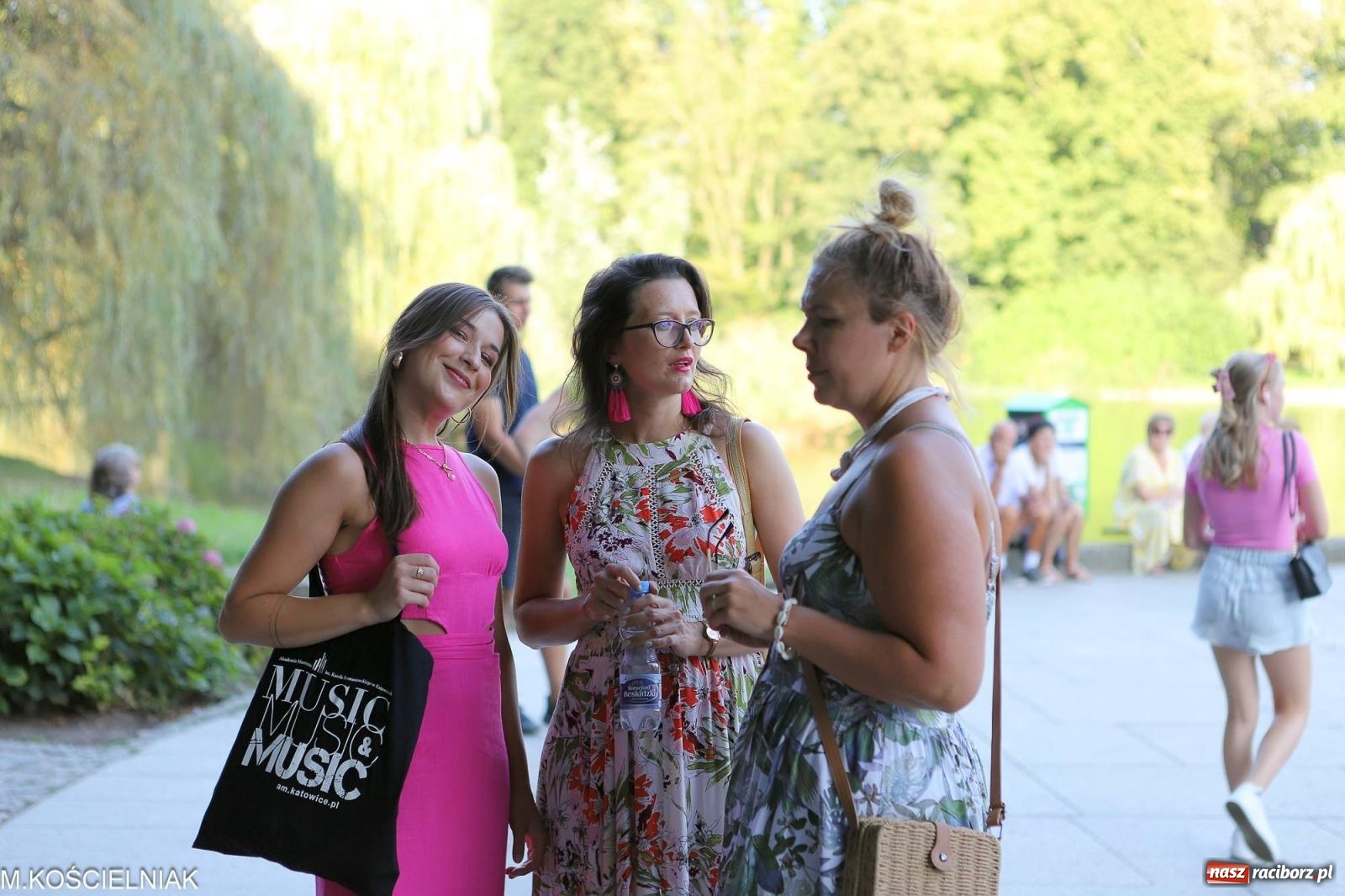 Zdjęcie w galerii na portalu naszraciborz.pl: Gentlemen's Club w muszelce w parku m. Roth wiadomości z regionu