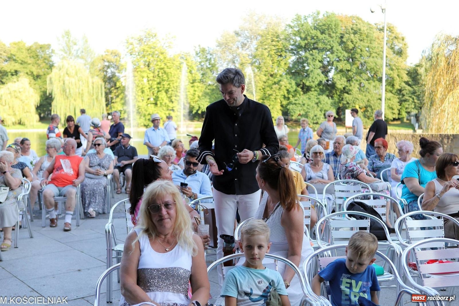 Zdjęcie w galerii na portalu naszraciborz.pl: Gentlemen's Club w muszelce w parku m. Roth wiadomości z regionu