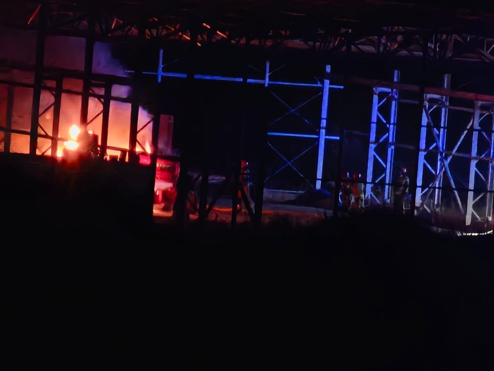 Zdjęcie w galerii na portalu naszraciborz.pl: 350 tys. złotych strat w nocnym pożarze hali przy Gospodarczej wiadomości z regionu