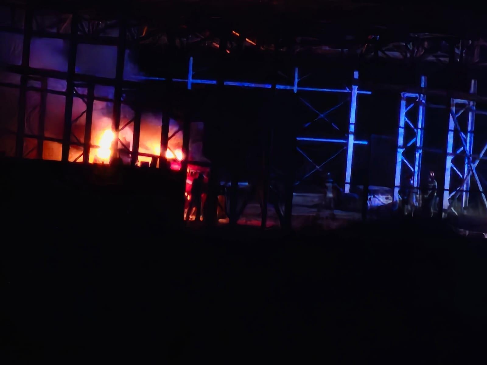 Zdjęcie w galerii na portalu naszraciborz.pl: 350 tys. złotych strat w nocnym pożarze hali przy Gospodarczej wiadomości z regionu