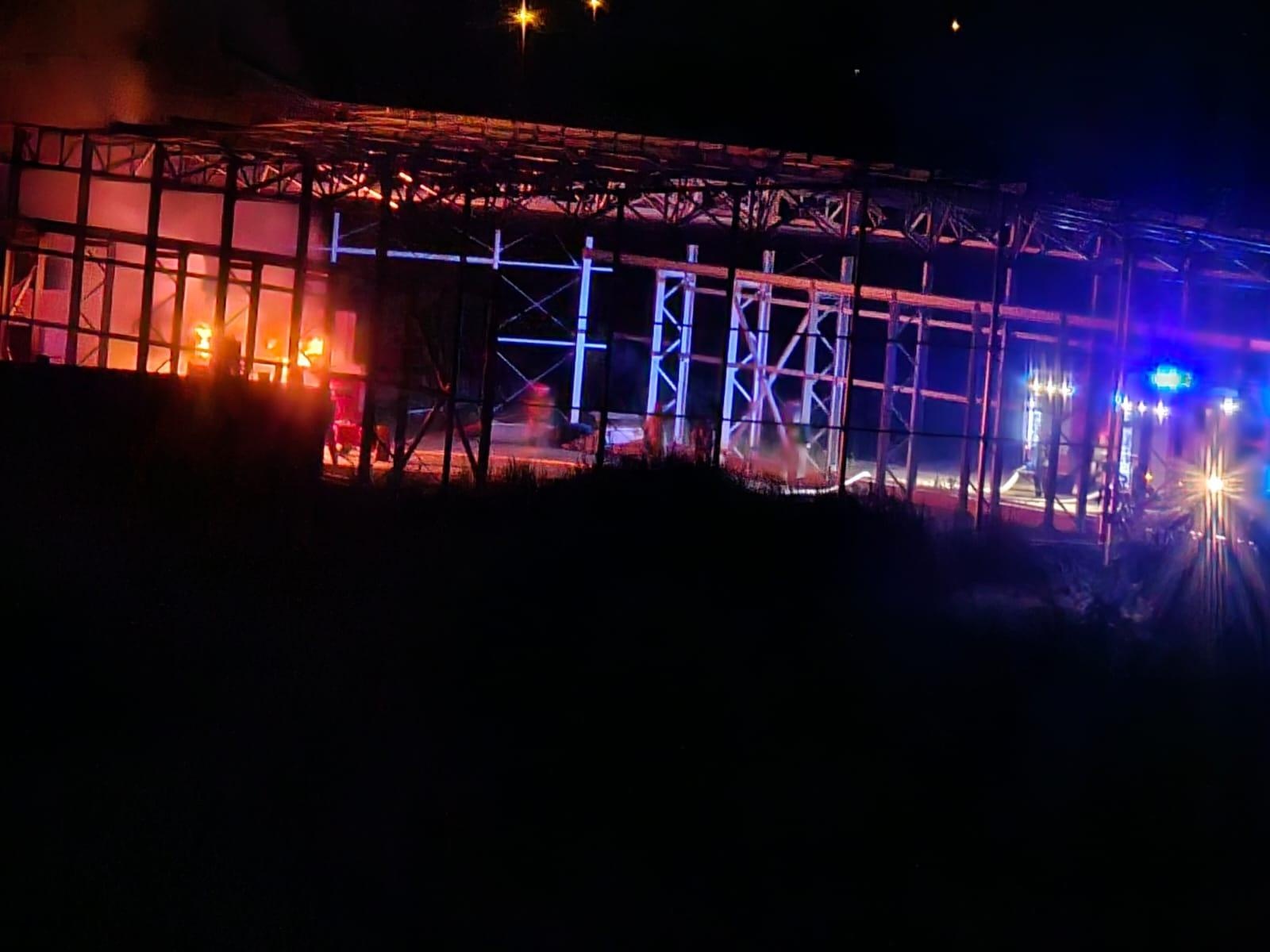 Zdjęcie w galerii na portalu naszraciborz.pl: 350 tys. złotych strat w nocnym pożarze hali przy Gospodarczej wiadomości z regionu