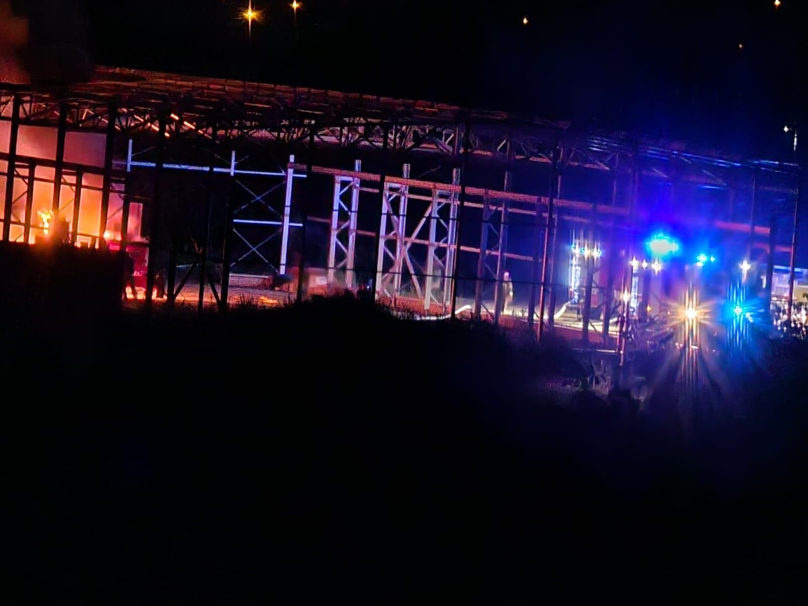 Zdjęcie w galerii na portalu naszraciborz.pl: 350 tys. złotych strat w nocnym pożarze hali przy Gospodarczej wiadomości z regionu