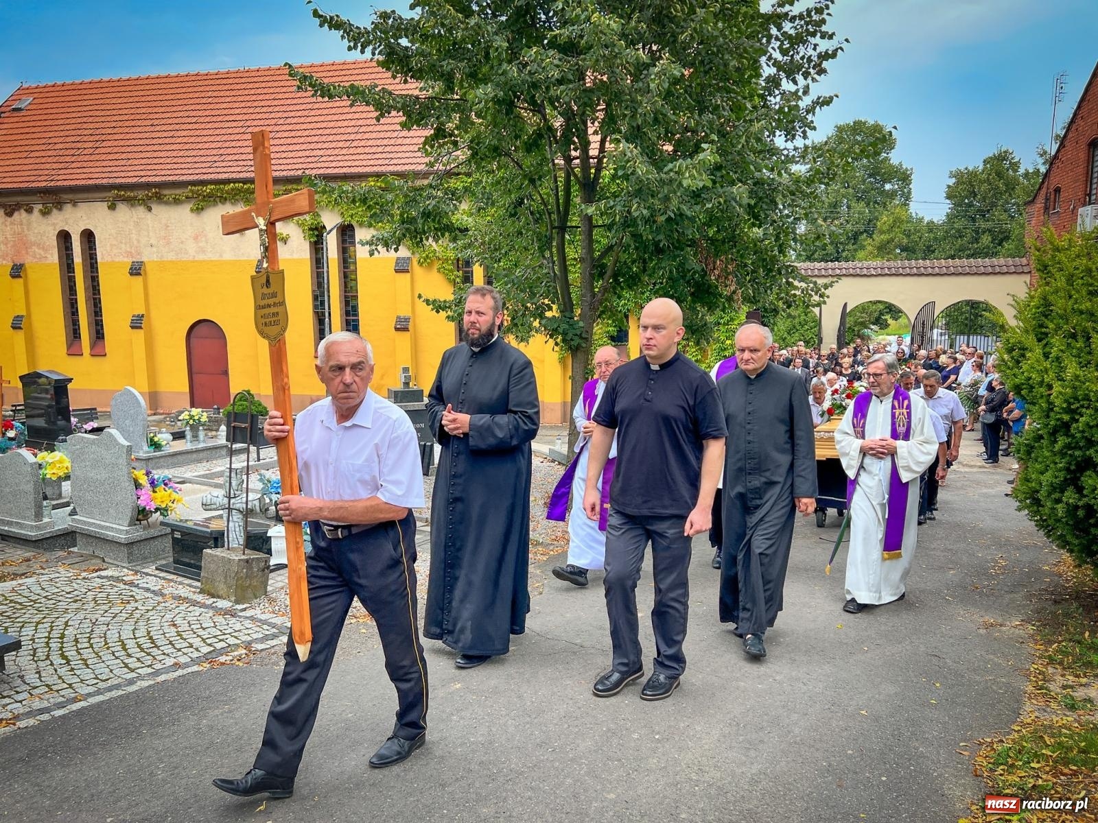 Zdjęcie w galerii na portalu naszraciborz.pl: Na cmentarzu Jeruzalem pożegnano lek. med. Urszulę Chudobę-Krężel [WIDEO] wiadomości z regionu