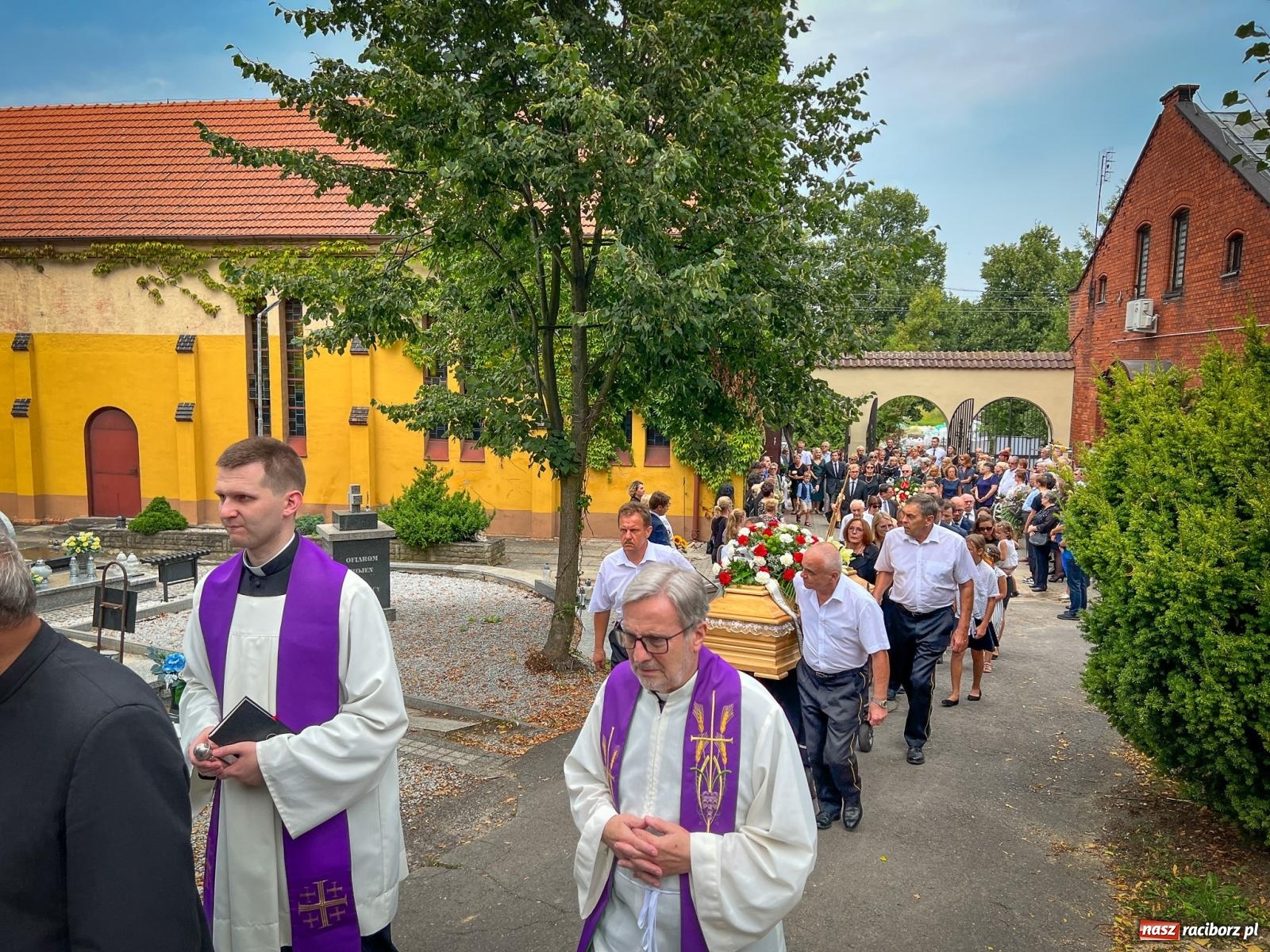 Zdjęcie w galerii na portalu naszraciborz.pl: Na cmentarzu Jeruzalem pożegnano lek. med. Urszulę Chudobę-Krężel [WIDEO] wiadomości z regionu