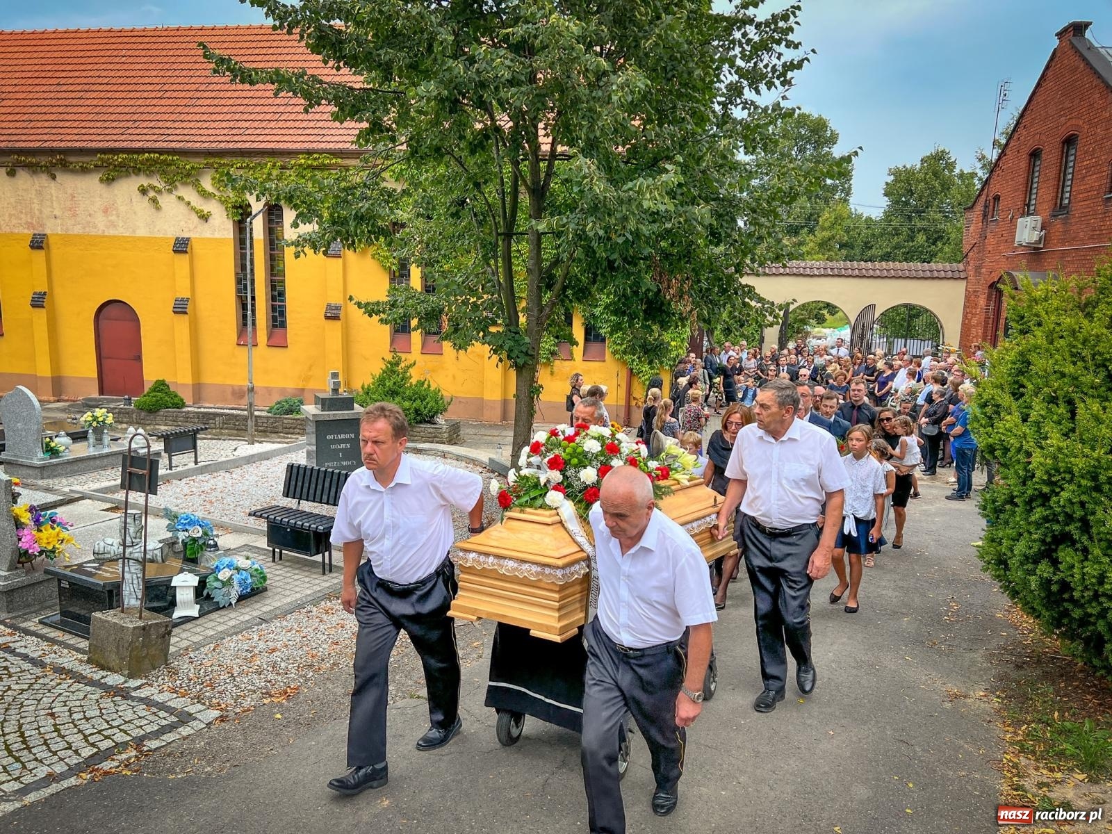 Zdjęcie w galerii na portalu naszraciborz.pl: Na cmentarzu Jeruzalem pożegnano lek. med. Urszulę Chudobę-Krężel [WIDEO] wiadomości z regionu