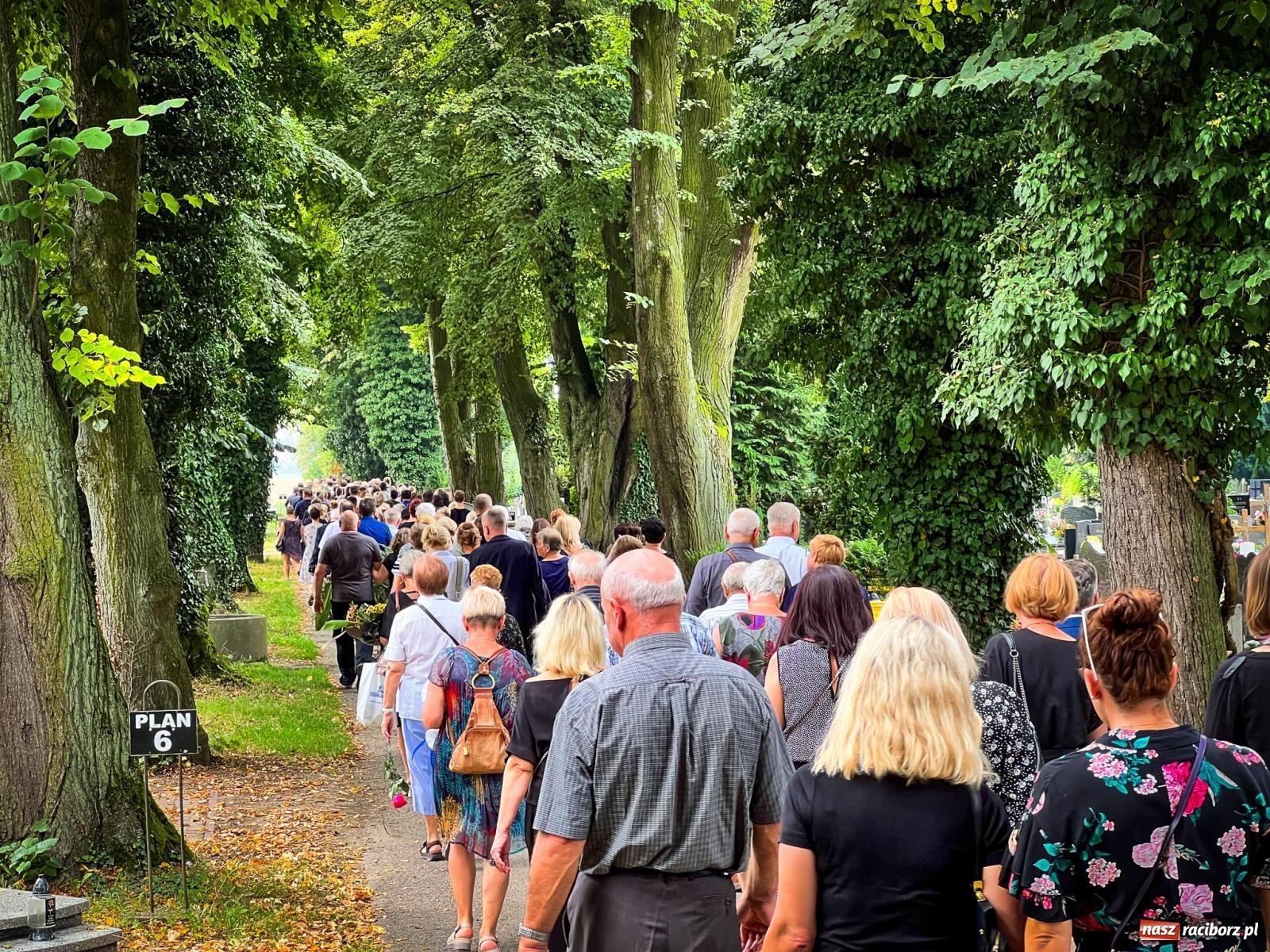 Zdjęcie w galerii na portalu naszraciborz.pl: Na cmentarzu Jeruzalem pożegnano lek. med. Urszulę Chudobę-Krężel [WIDEO] wiadomości z regionu