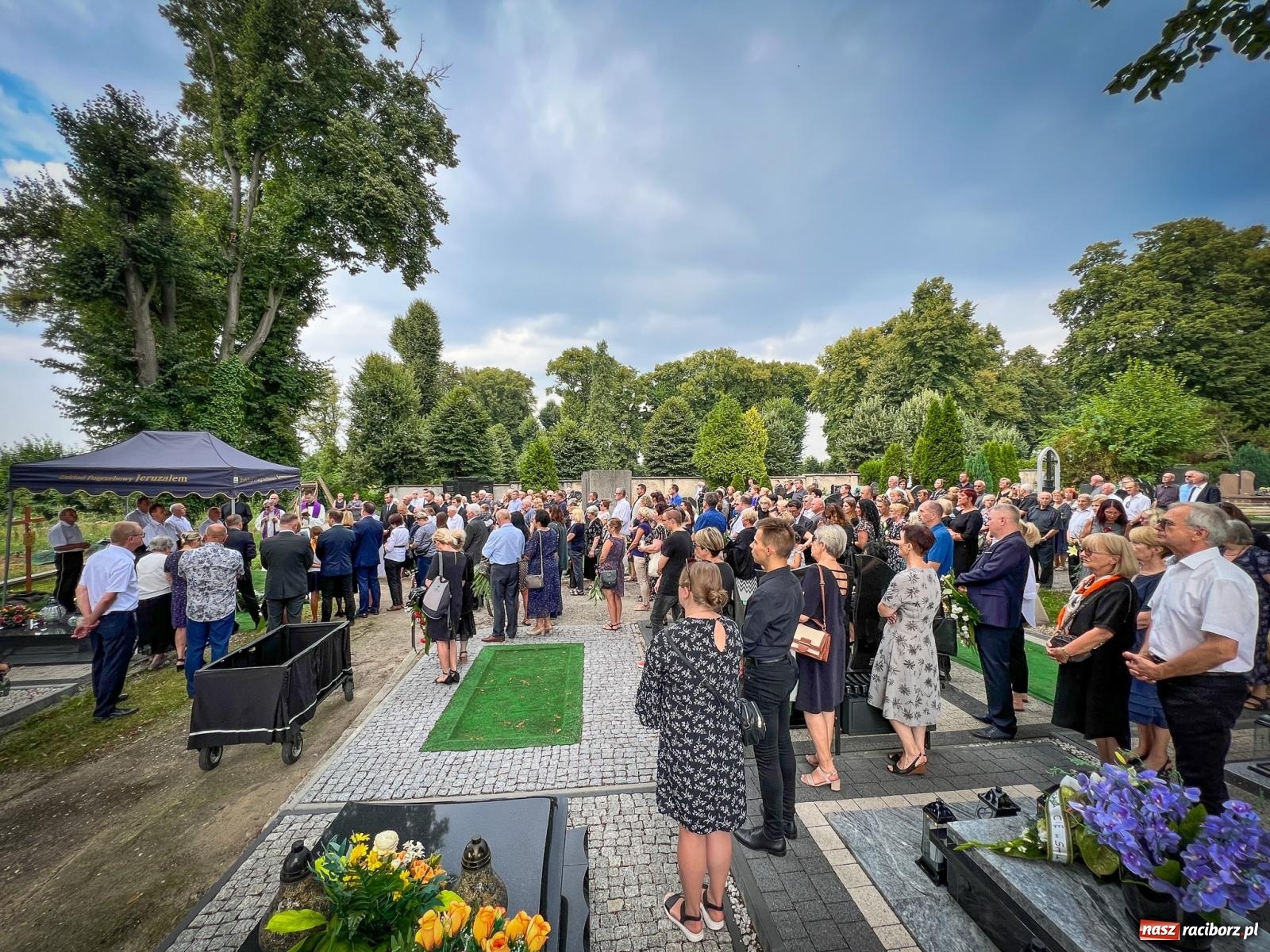Zdjęcie w galerii na portalu naszraciborz.pl: Na cmentarzu Jeruzalem pożegnano lek. med. Urszulę Chudobę-Krężel [WIDEO] wiadomości z regionu