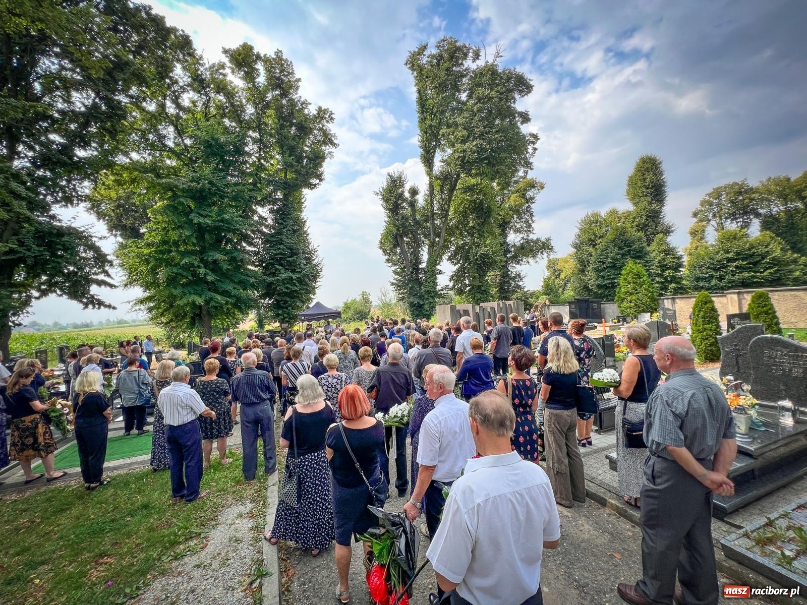 Zdjęcie w galerii na portalu naszraciborz.pl: Na cmentarzu Jeruzalem pożegnano lek. med. Urszulę Chudobę-Krężel [WIDEO] wiadomości z regionu