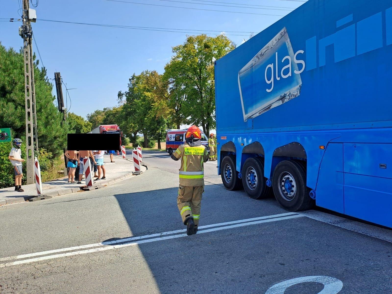 Zdjęcie w galerii na portalu naszraciborz.pl: Zderzenie ciężarówki z osobówką w Tworkowie wiadomości z regionu