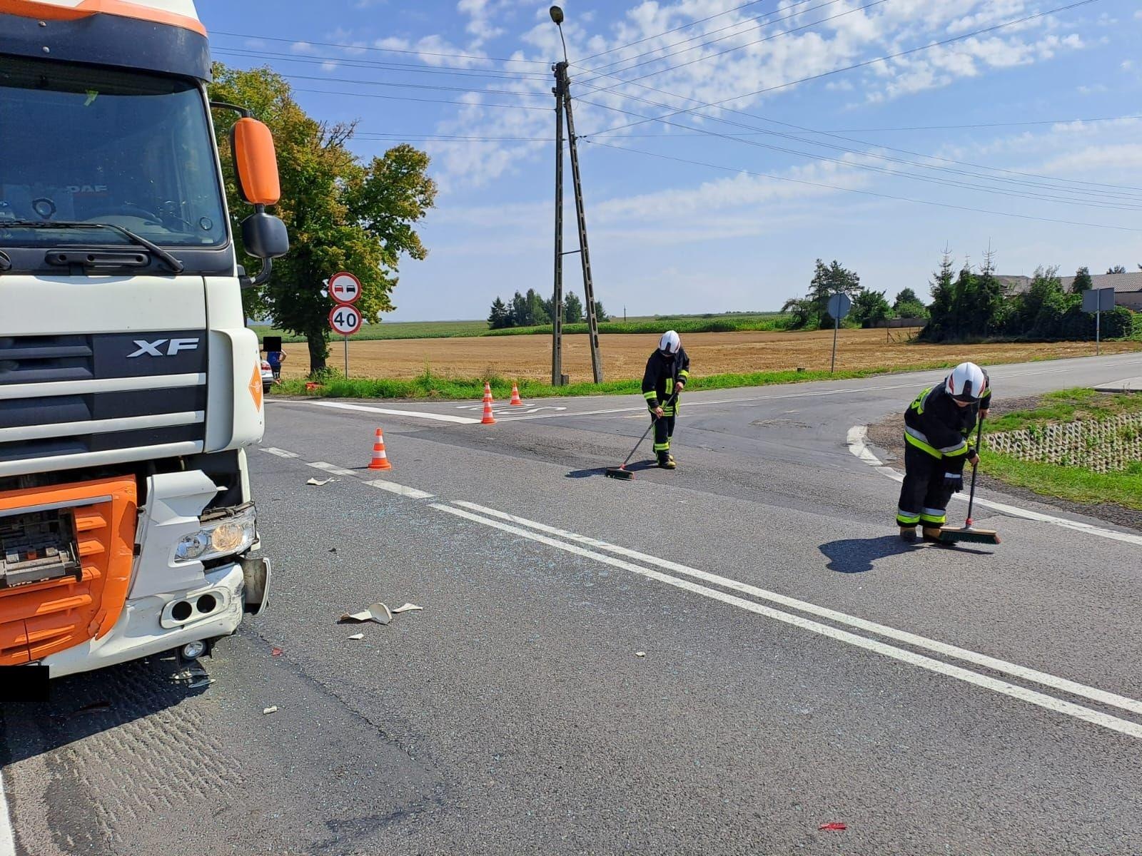Zdjęcie w galerii na portalu naszraciborz.pl: Zderzenie ciężarówki z osobówką w Tworkowie wiadomości z regionu