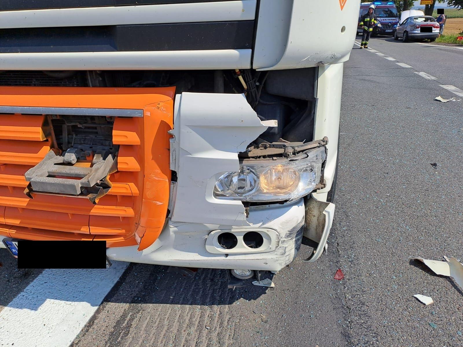 Zdjęcie w galerii na portalu naszraciborz.pl: Zderzenie ciężarówki z osobówką w Tworkowie wiadomości z regionu