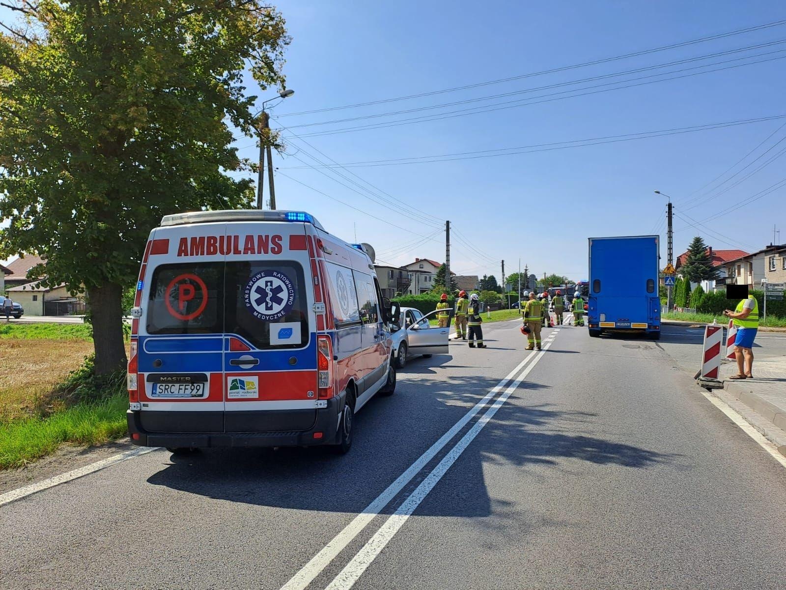 Zdjęcie w galerii na portalu naszraciborz.pl: Zderzenie ciężarówki z osobówką w Tworkowie wiadomości z regionu