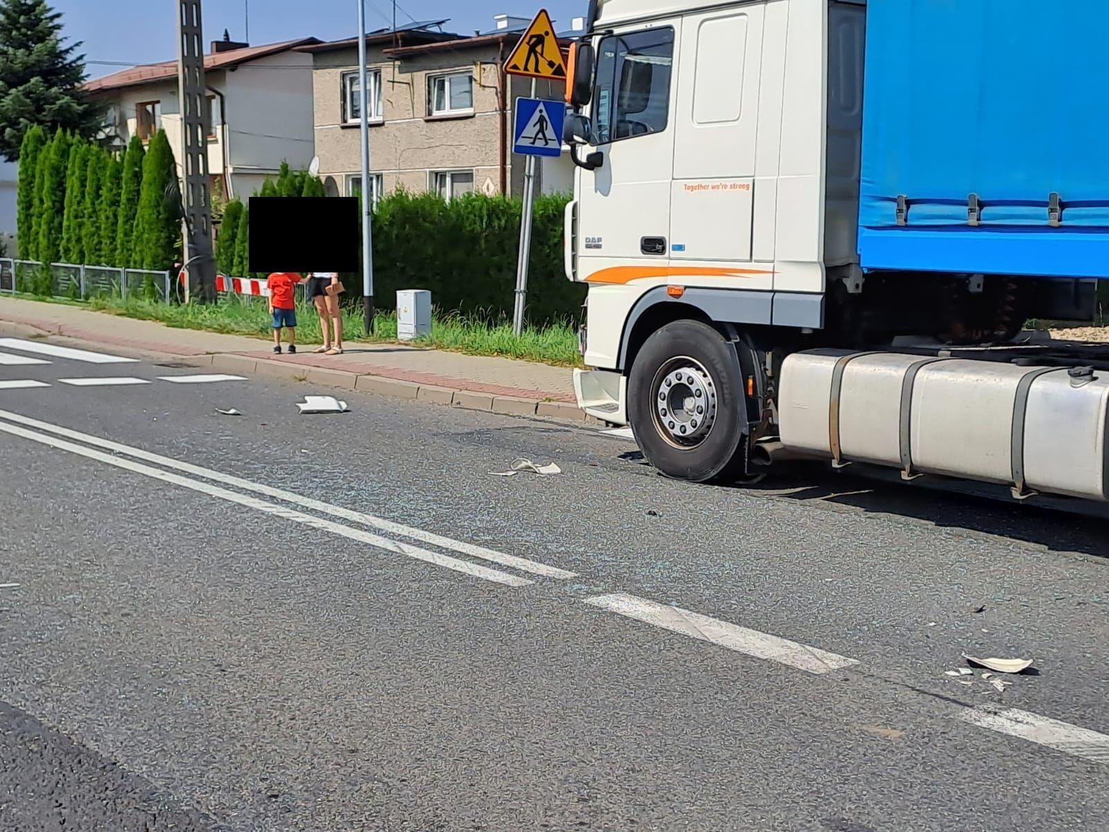 Zdjęcie w galerii na portalu naszraciborz.pl: Zderzenie ciężarówki z osobówką w Tworkowie wiadomości z regionu