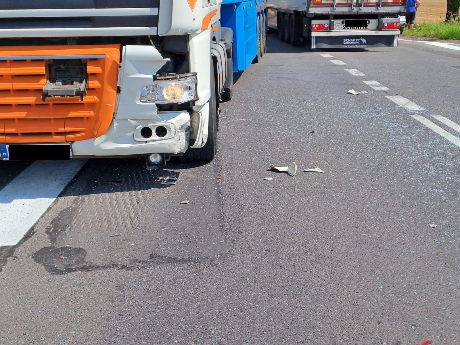 Zdjęcie w galerii na portalu naszraciborz.pl: Zderzenie ciężarówki z osobówką w Tworkowie wiadomości z regionu