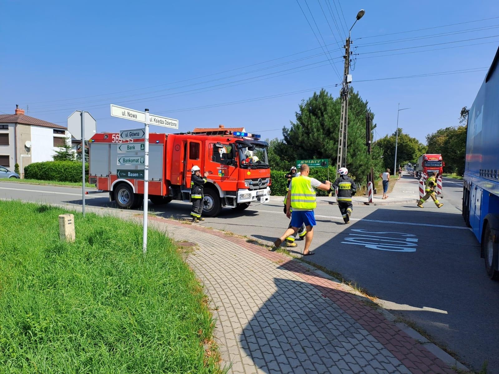Zdjęcie w galerii na portalu naszraciborz.pl: Zderzenie ciężarówki z osobówką w Tworkowie wiadomości z regionu