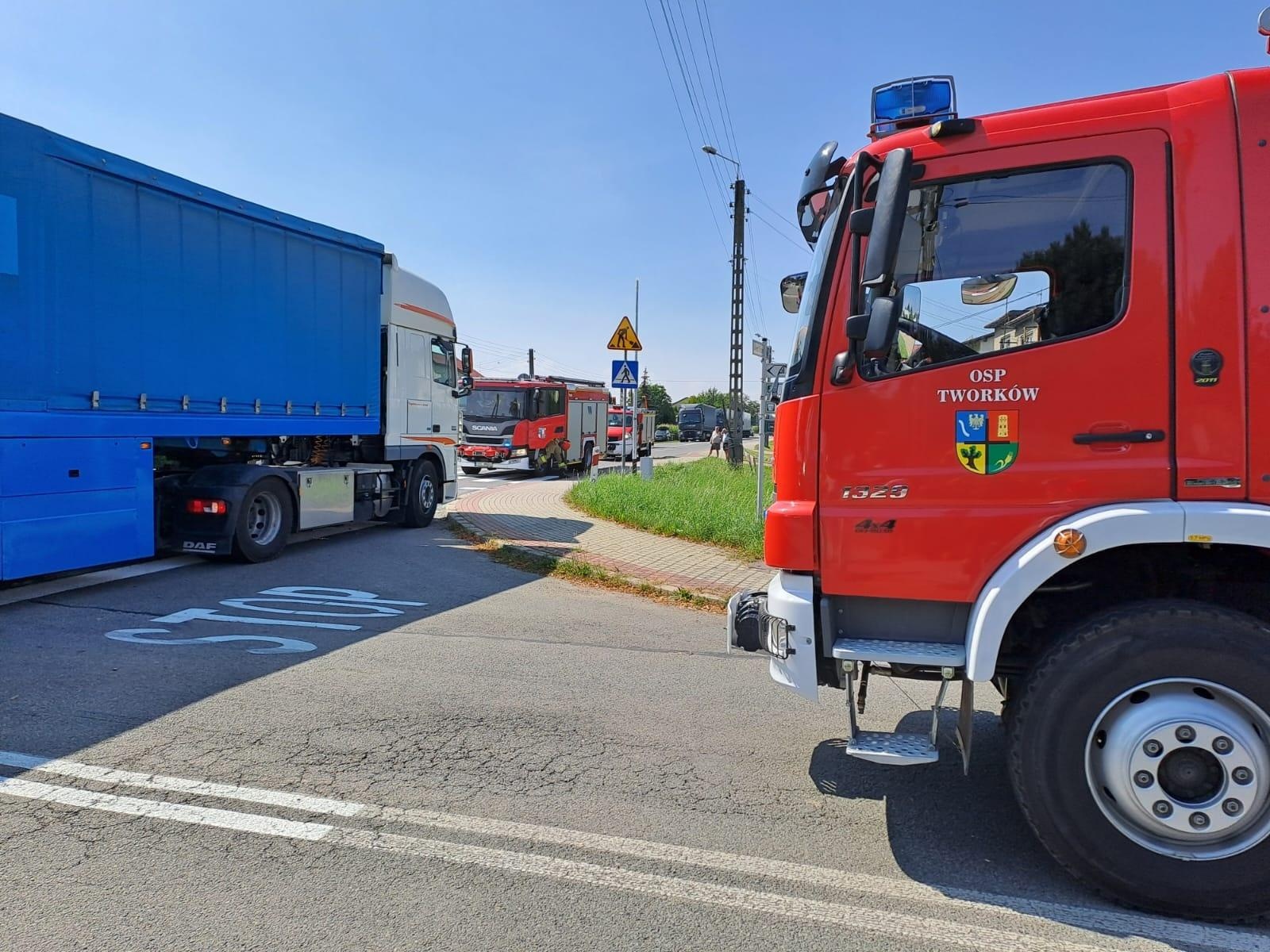 Zdjęcie w galerii na portalu naszraciborz.pl: Zderzenie ciężarówki z osobówką w Tworkowie wiadomości z regionu