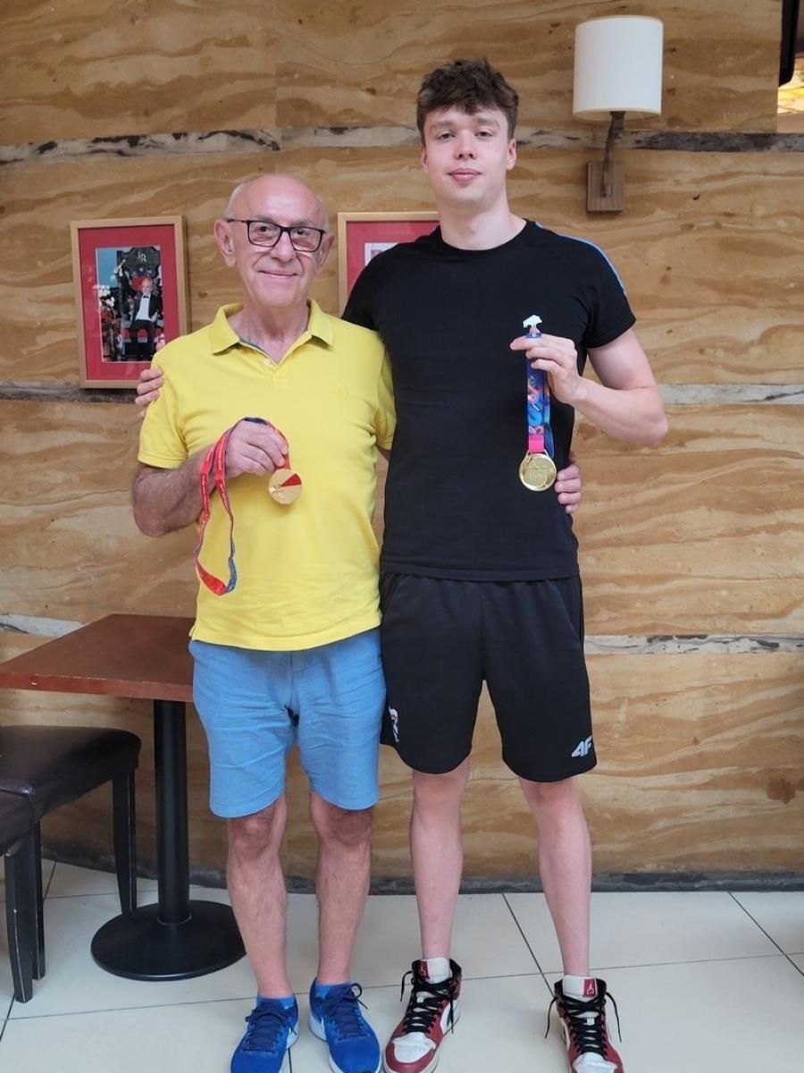 Zdjęcie w galerii na portalu naszraciborz.pl: Dominik Dudys w blasku złota wiadomości z regionu