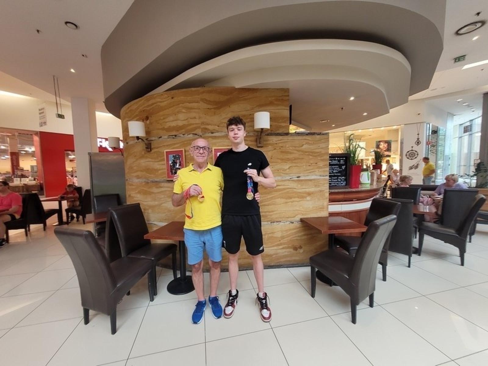 Zdjęcie w galerii na portalu naszraciborz.pl: Dominik Dudys w blasku złota wiadomości z regionu