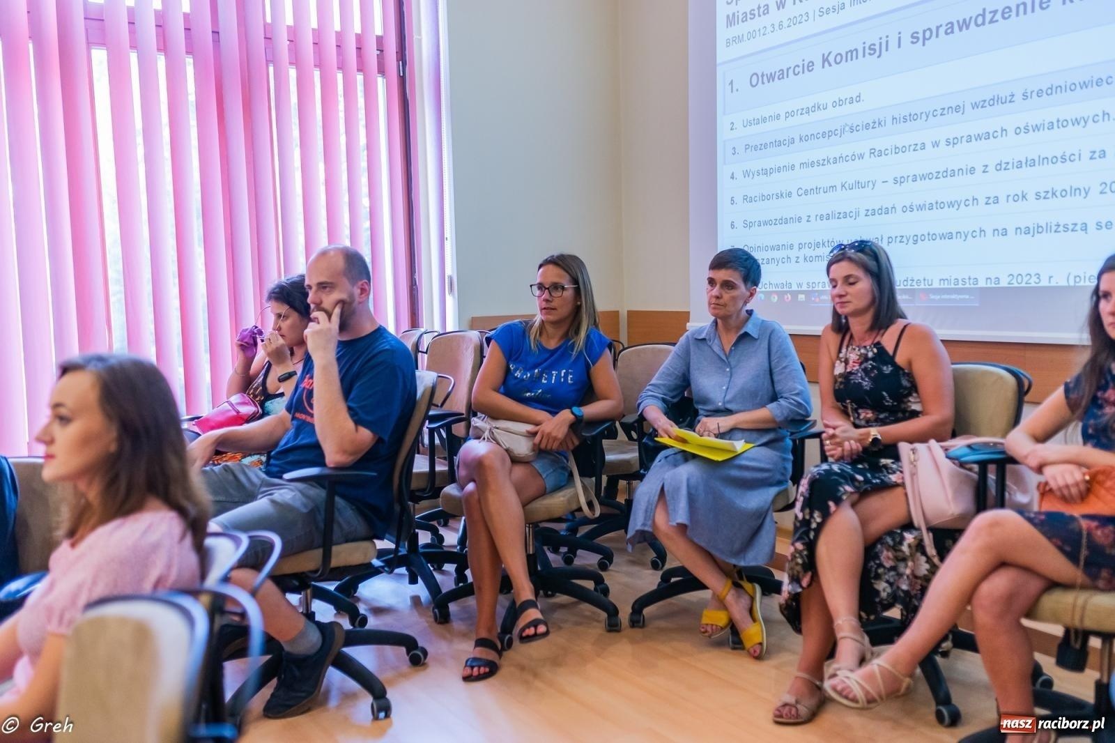 Zdjęcie w galerii na portalu naszraciborz.pl: Przeniesienie oddziałów żłobkowych i łączenie klas. Oświatowe protesty w ratuszu wiadomości z regionu