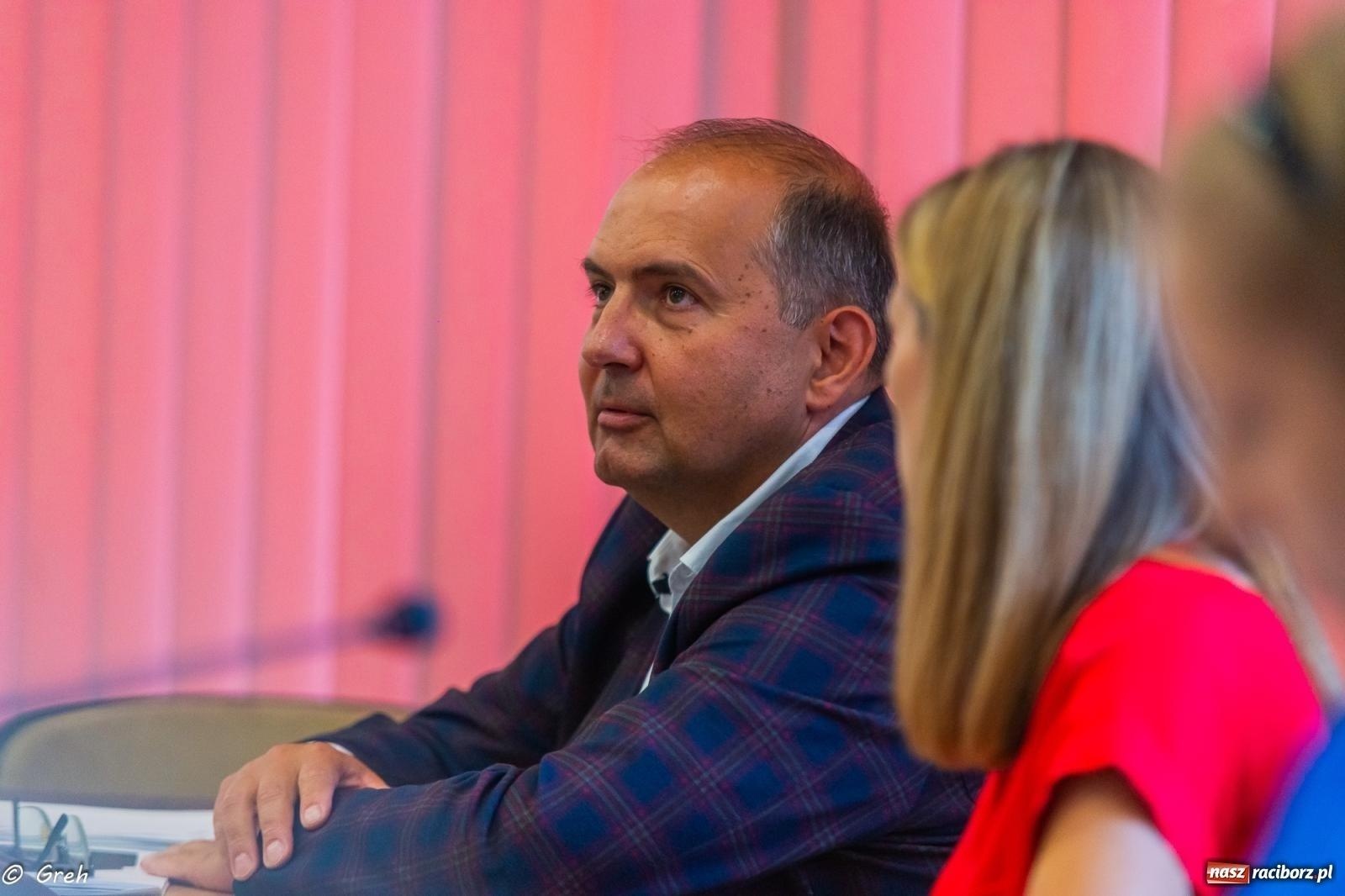 Zdjęcie w galerii na portalu naszraciborz.pl: Przeniesienie oddziałów żłobkowych i łączenie klas. Oświatowe protesty w ratuszu wiadomości z regionu