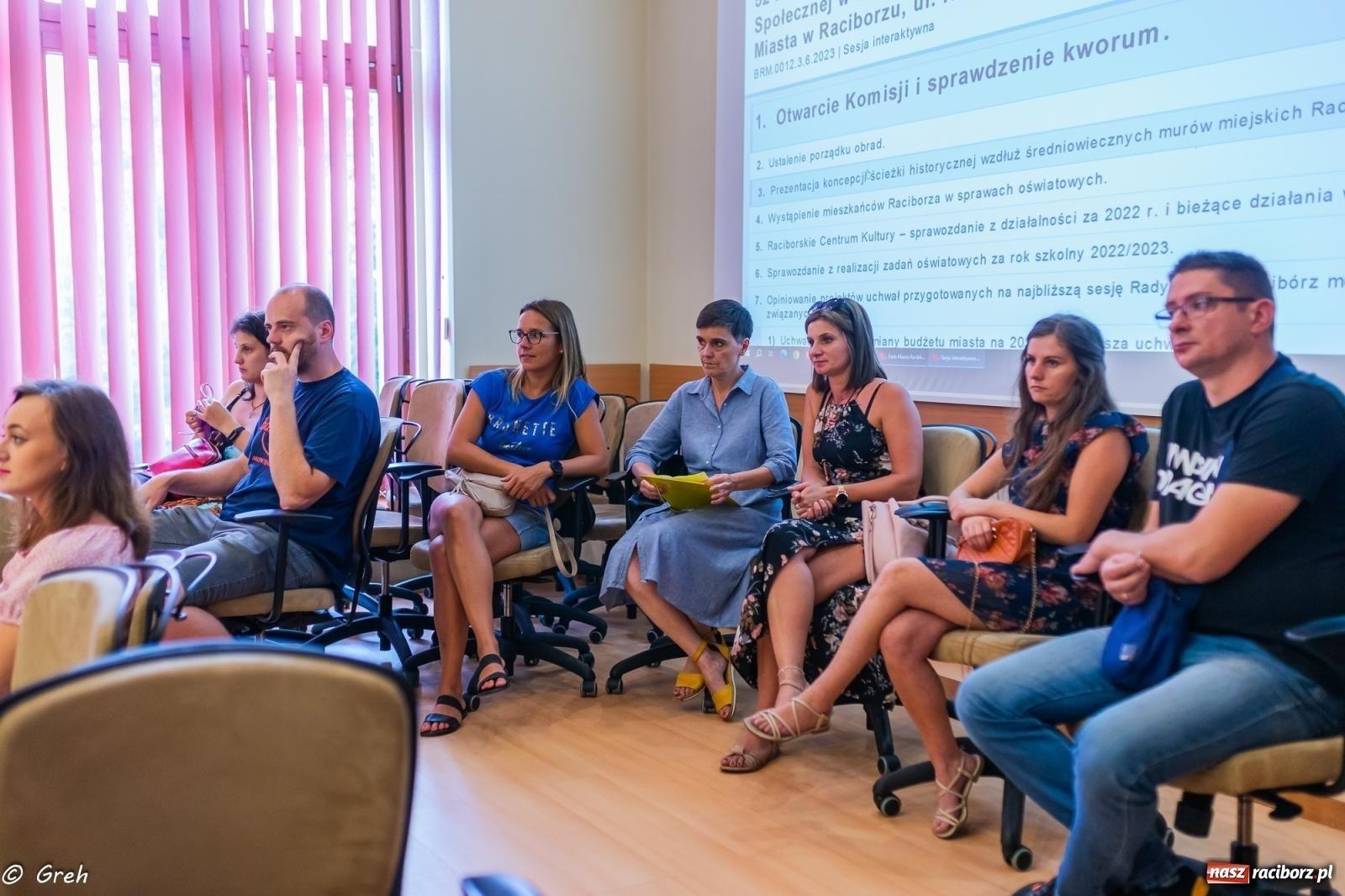 Zdjęcie w galerii na portalu naszraciborz.pl: Przeniesienie oddziałów żłobkowych i łączenie klas. Oświatowe protesty w ratuszu wiadomości z regionu