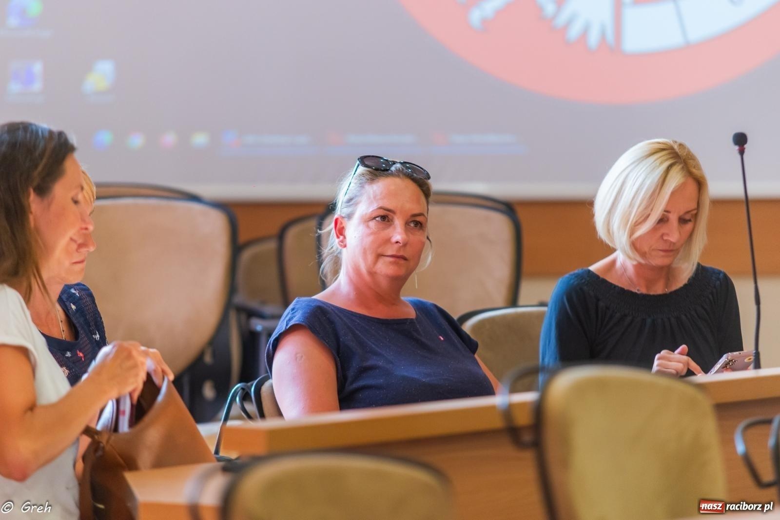 Zdjęcie w galerii na portalu naszraciborz.pl: Przeniesienie oddziałów żłobkowych i łączenie klas. Oświatowe protesty w ratuszu wiadomości z regionu