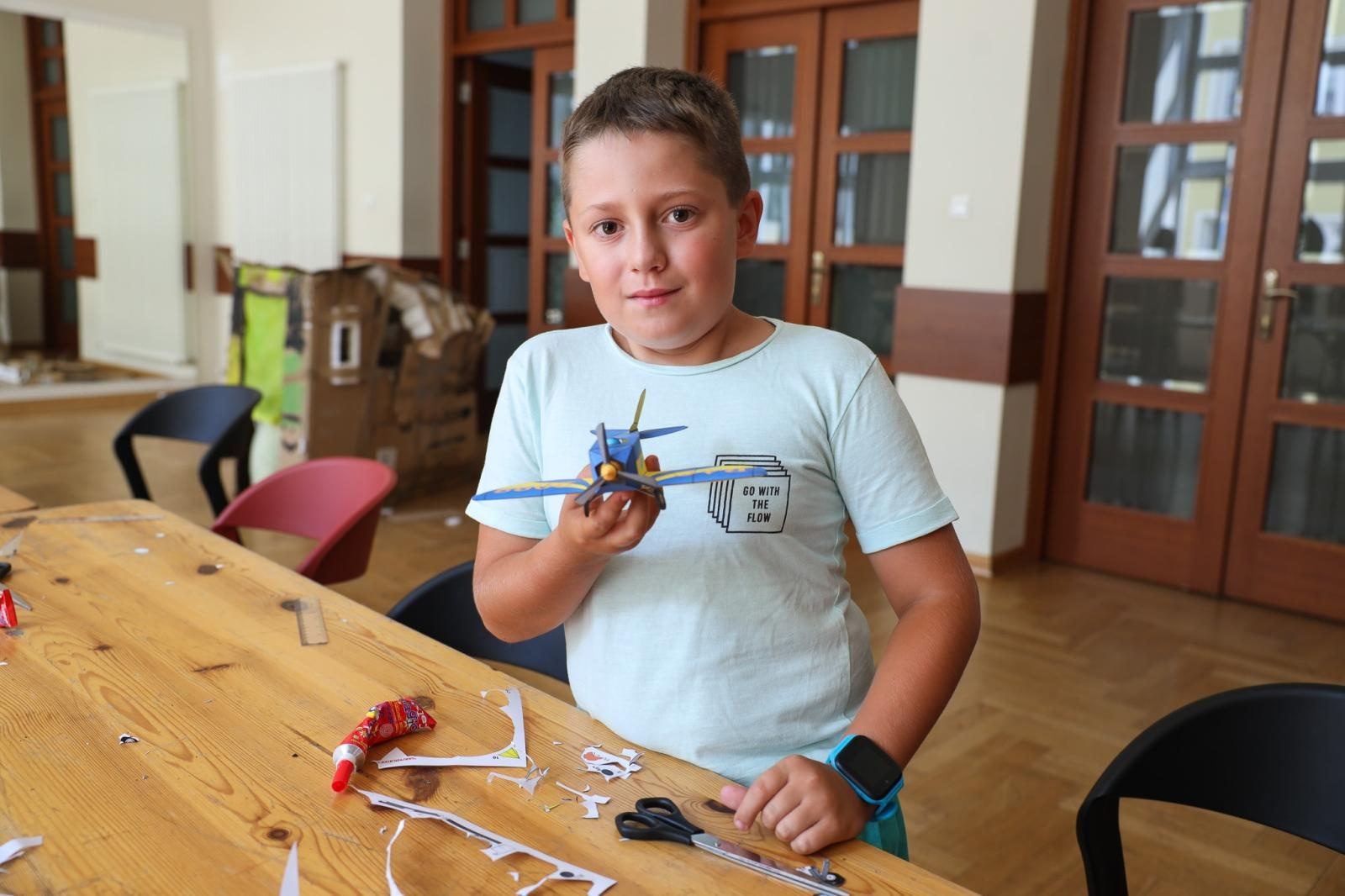 Zdjęcie w galerii na portalu naszraciborz.pl: Modele z kartonu na letnich warsztatach w RCK wiadomości z regionu