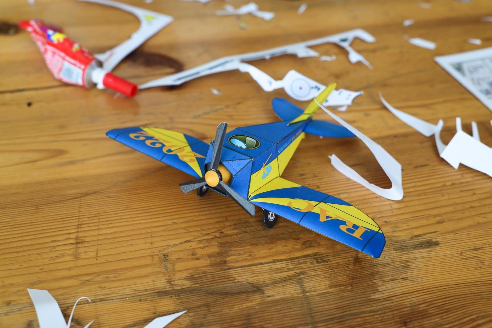 Zdjęcie w galerii na portalu naszraciborz.pl: Modele z kartonu na letnich warsztatach w RCK wiadomości z regionu