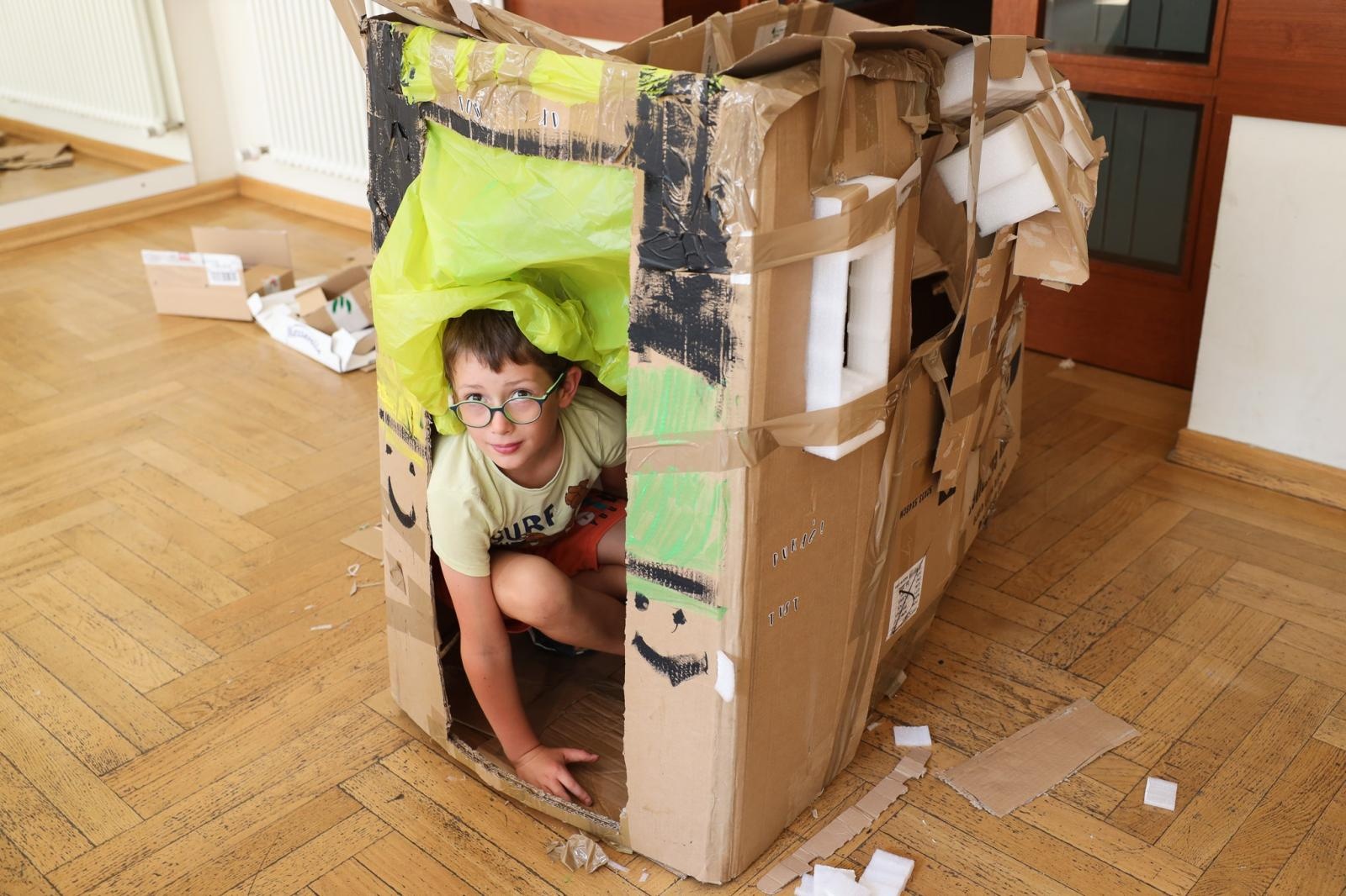 Zdjęcie w galerii na portalu naszraciborz.pl: Modele z kartonu na letnich warsztatach w RCK wiadomości z regionu