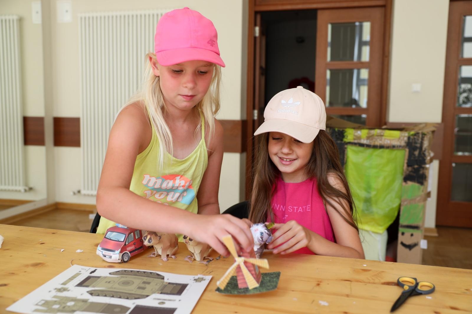 Zdjęcie w galerii na portalu naszraciborz.pl: Modele z kartonu na letnich warsztatach w RCK wiadomości z regionu