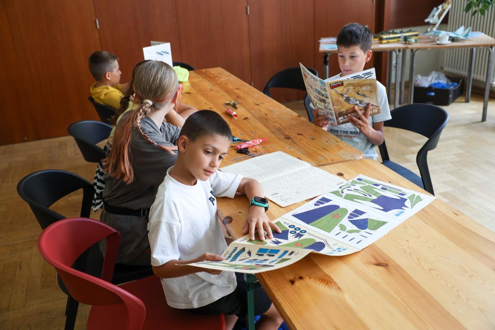 Zdjęcie w galerii na portalu naszraciborz.pl: Modele z kartonu na letnich warsztatach w RCK wiadomości z regionu