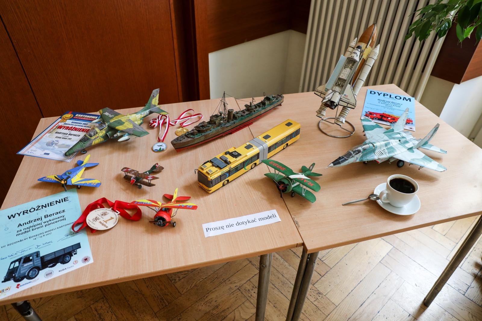 Zdjęcie w galerii na portalu naszraciborz.pl: Modele z kartonu na letnich warsztatach w RCK wiadomości z regionu