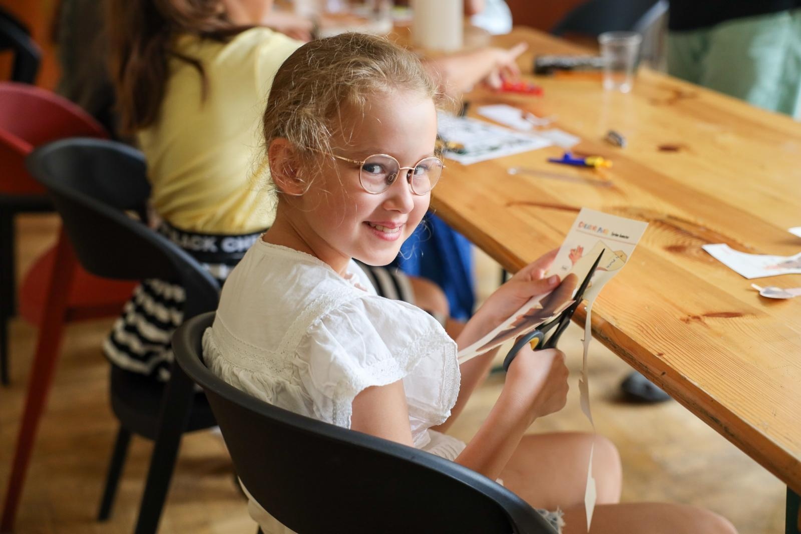 Zdjęcie w galerii na portalu naszraciborz.pl: Modele z kartonu na letnich warsztatach w RCK wiadomości z regionu