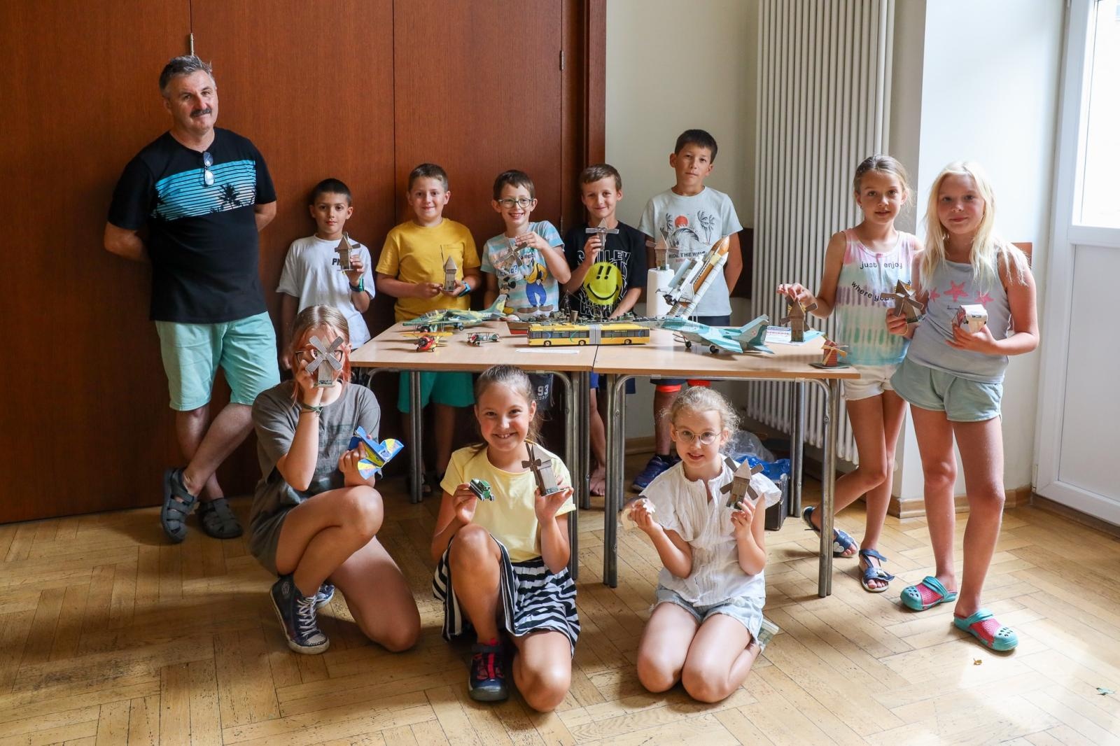 Zdjęcie w galerii na portalu naszraciborz.pl: Modele z kartonu na letnich warsztatach w RCK wiadomości z regionu